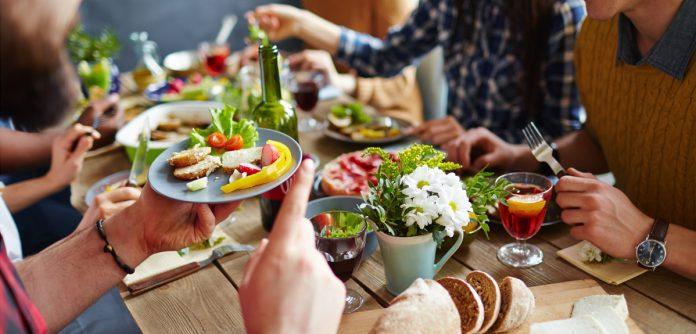 SOCIALIZING WITH FOOD IN A HEALTHY WAY