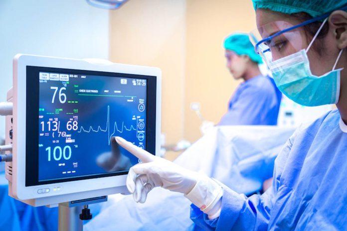 Female surgeon using monitor in operating room. Pupil reactivity